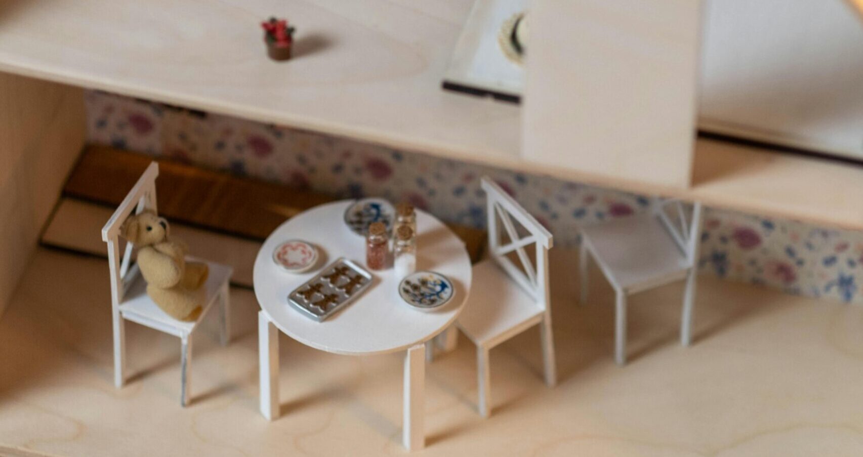dollhouse-img1 Detailed 1:12 scale dollhouse interior with miniature furniture pieces