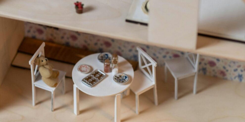 dollhouse-img1 Detailed 1:12 scale dollhouse interior with miniature furniture pieces