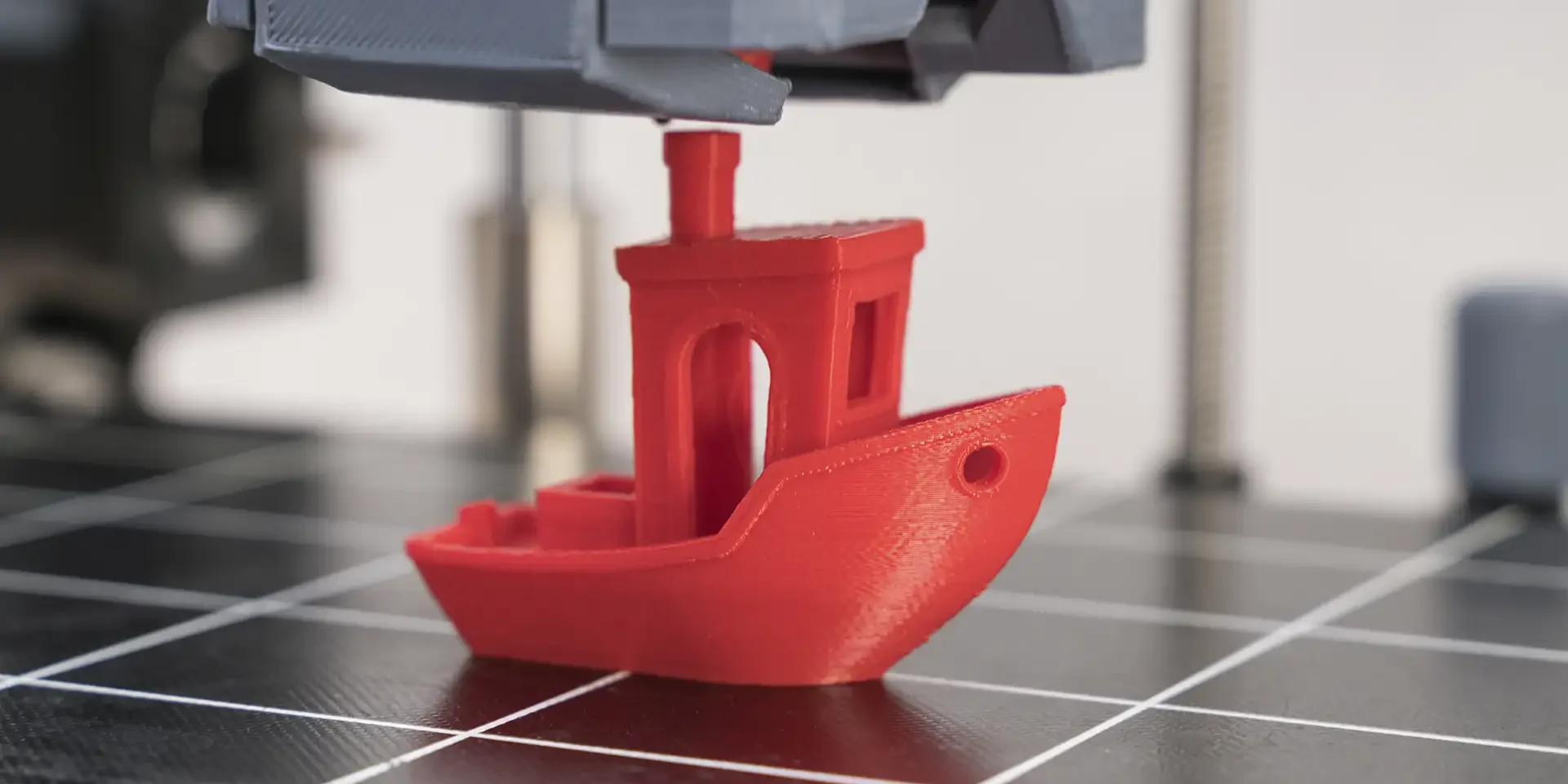 3d-printing-stk-red-3d-printed-boat-is-created-on-a-printing-bed-w-2026-01-09-11-54-25-utc