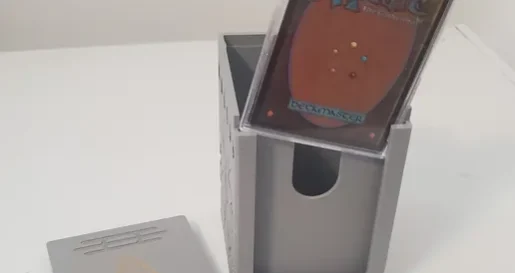 MTG Modern Horizons 3 Eldrazi Deck Box – Cap and Mana Chips OreKo MTG Modern Horizons 3 Eldrazi deck box showing Eldrazi themed cap detail with mana chip components