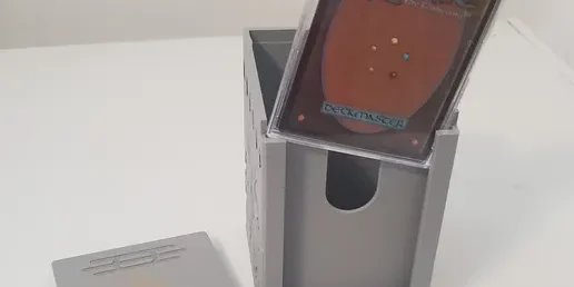 MTG Modern Horizons 3 Eldrazi Deck Box – Cap and Mana Chips OreKo MTG Modern Horizons 3 Eldrazi deck box showing Eldrazi themed cap detail with mana chip components