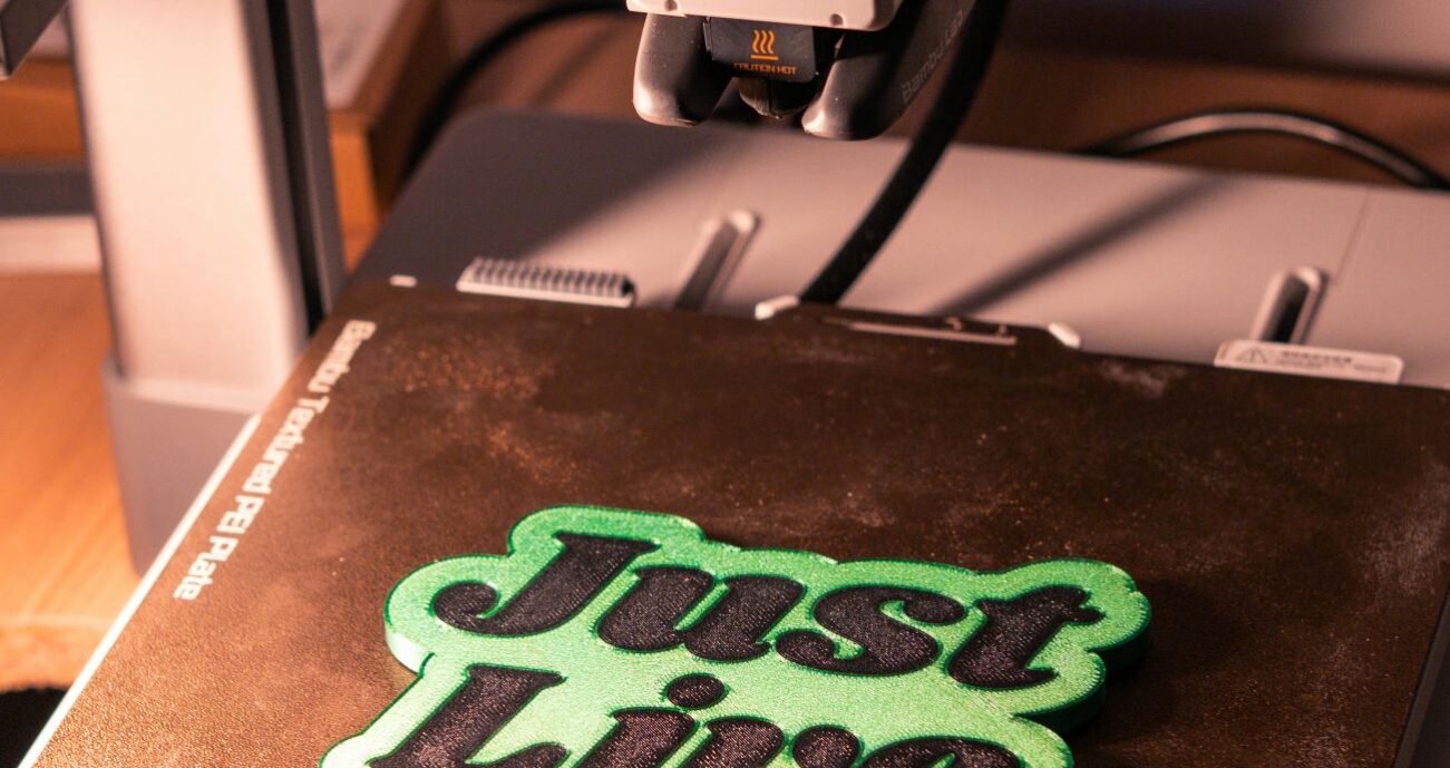 just-livve-bambu Bambu Lab printer with live printing in home maker setup