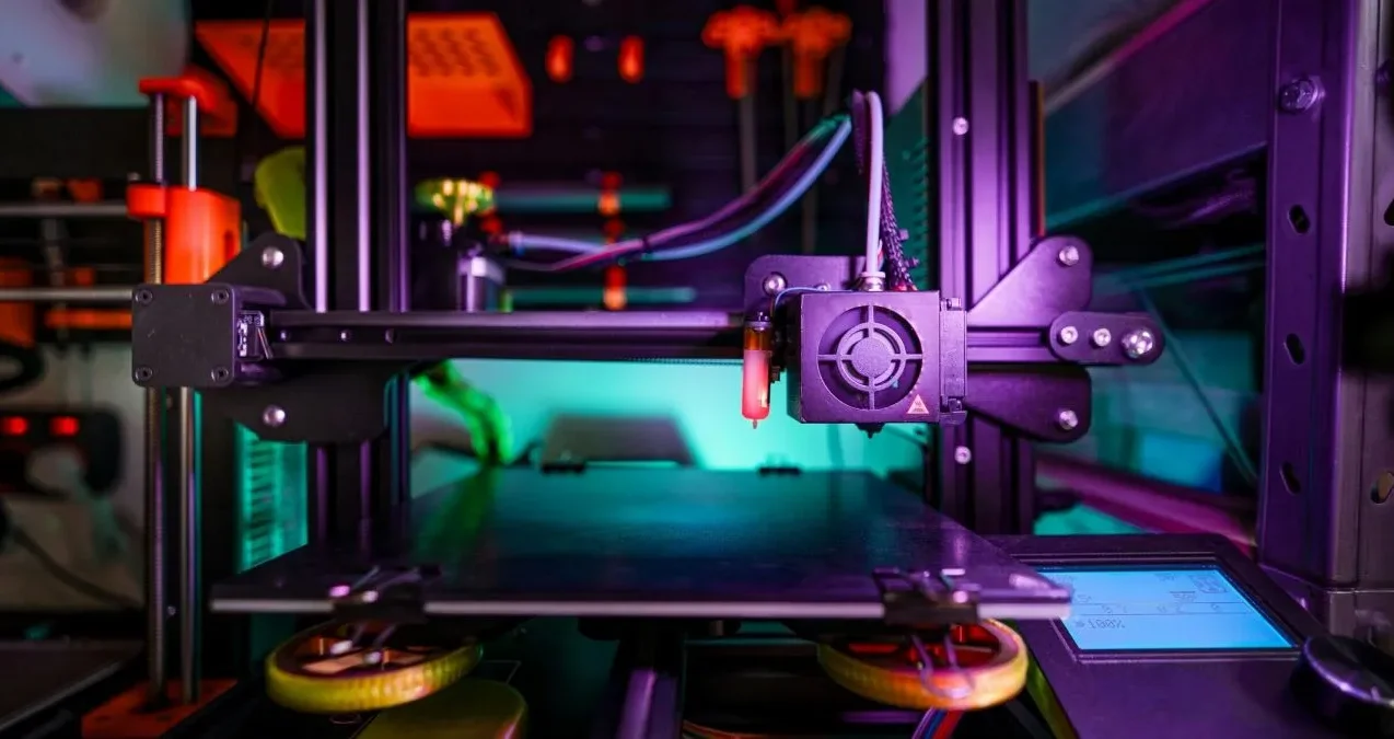 What is FDM 3D printing illustrated diagram showing fused deposition modeling