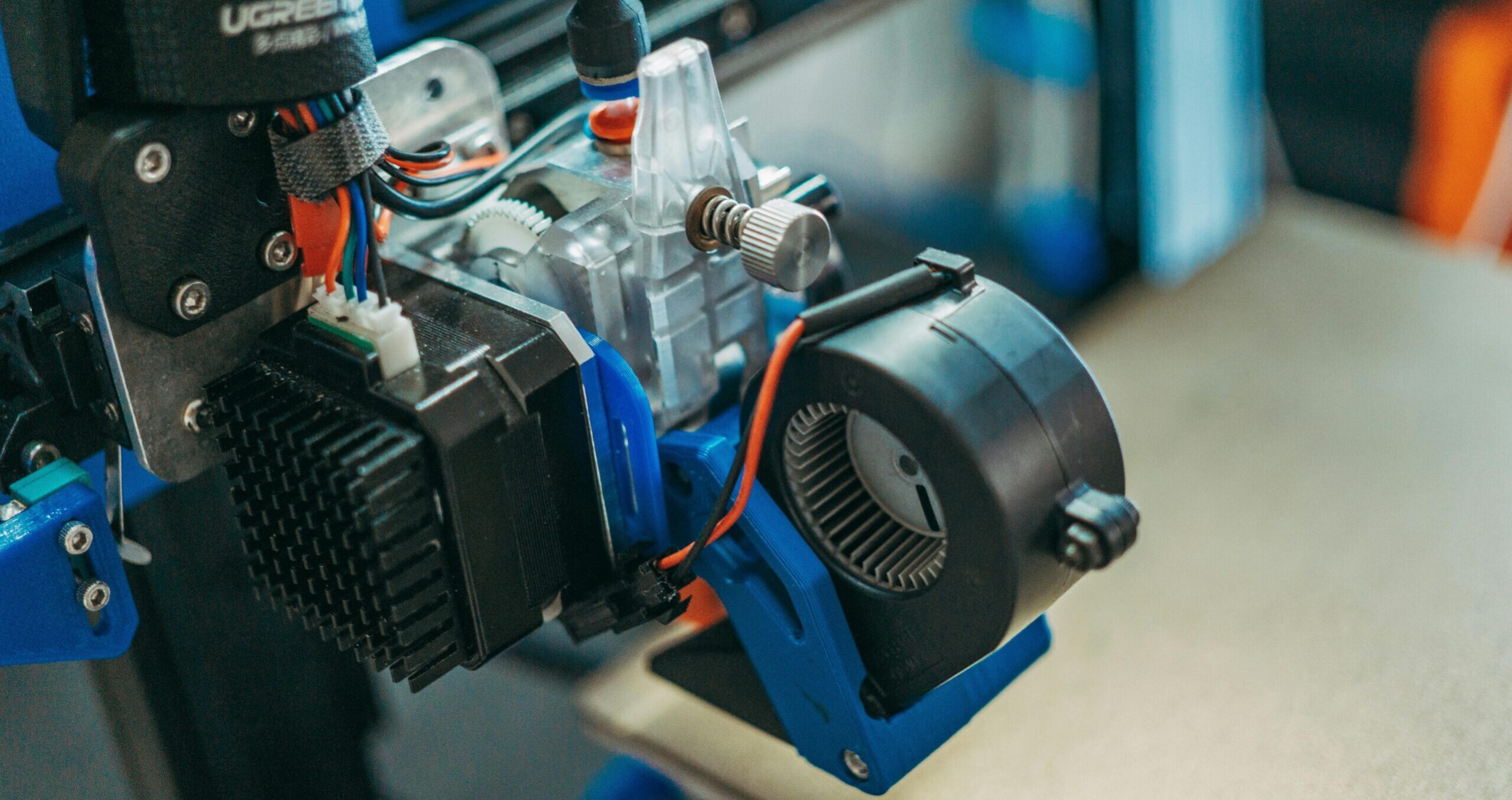 Bowden tube feeding system connecting extruder to 3D printer hotend