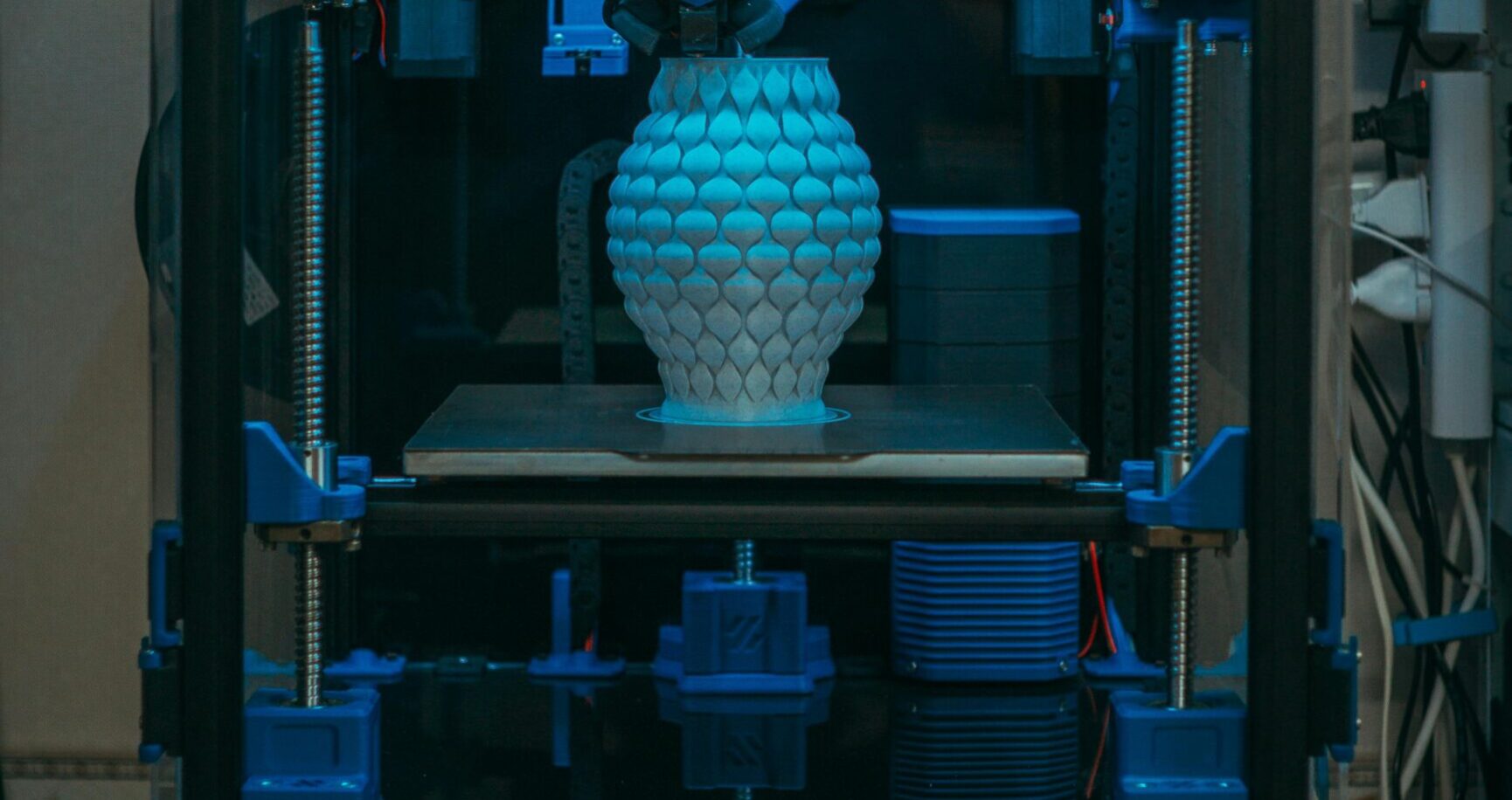 3D printing infill pattern sample showing gyroid structure inside FDM print